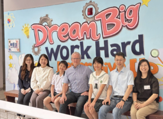 图片关于Pasi Sahlberg教授到访香港教育大学赛马会小学