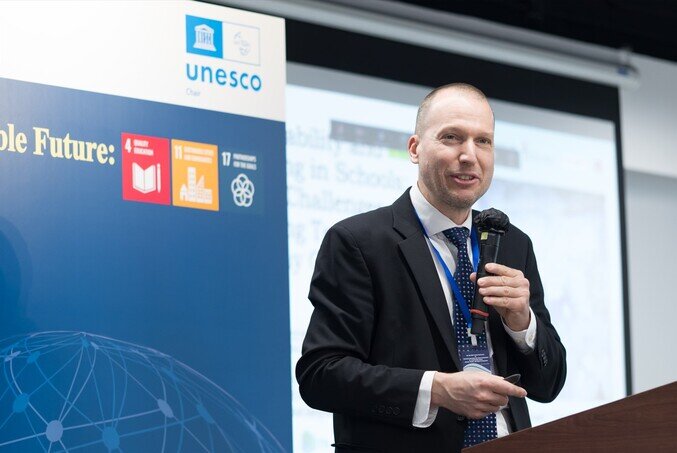 Dr Kristof Fenyvesi’s thoughts on “Sustainability and Wellbeing in Schools: Hybrid Challenges, Emerging Technologies, Everyday Creativities”